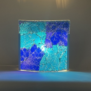 Applique in vetro mosaicata craquelè azzurra e blu lavorato a mano