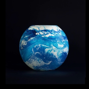 Lampe de table en verre peint Ocean h. 25cm.